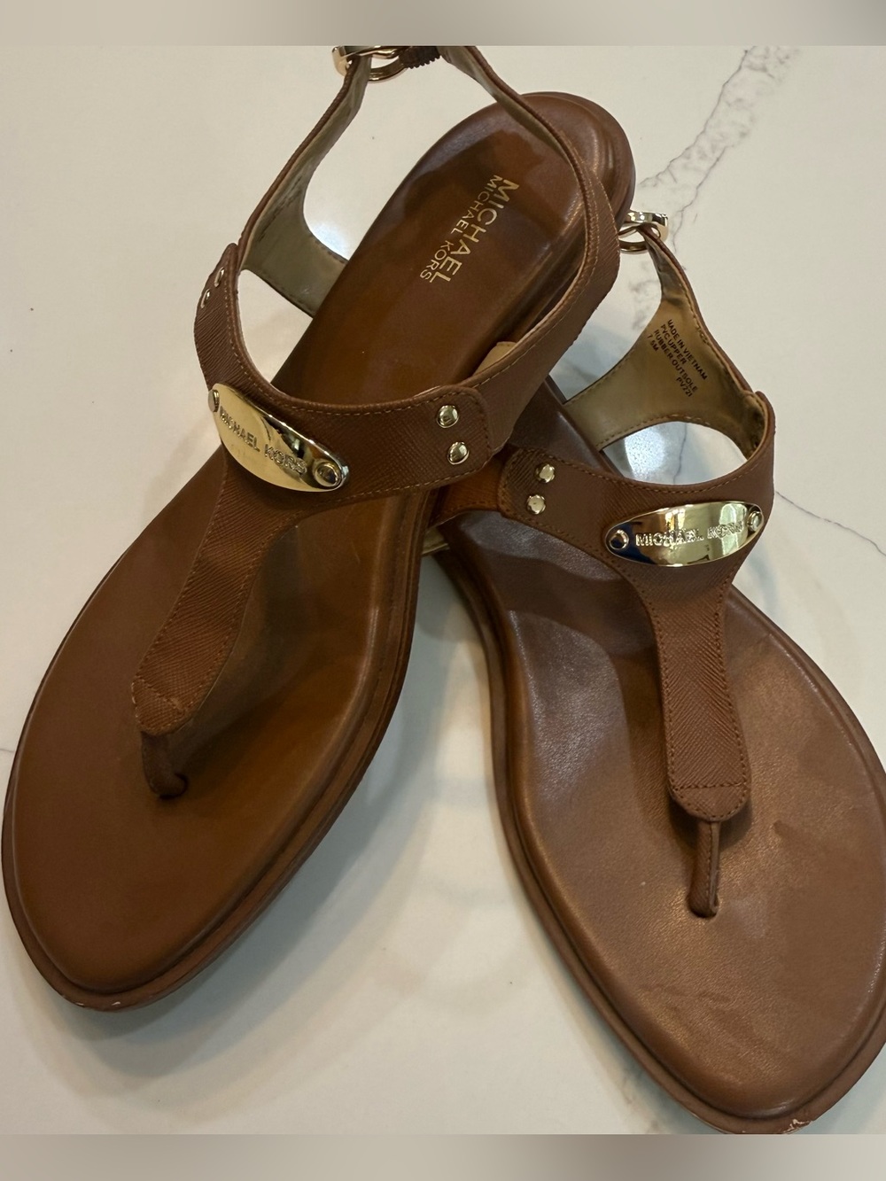 Michael Kors Sandals Womens Size 7.5 Brown Leather T-Strap Gold Logo Plate Flat